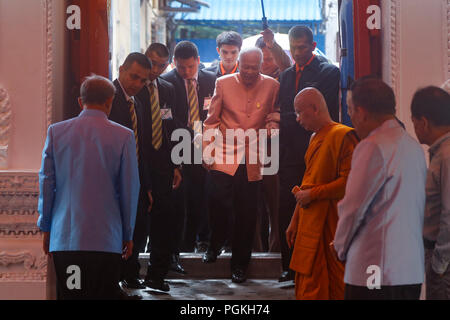 Bangkok, Thailand. 26 Aug, 2018. Präsident der Geheimrat Prem Tinsulanonda kommt Wat Ratchabophit Verdienst an seinem Geburtstag zu machen wendet sich an 98, Bangkok, Thailand, 26 August, 2018. Credit: Seksan Roj/Pacific Press/Alamy leben Nachrichten Stockfoto