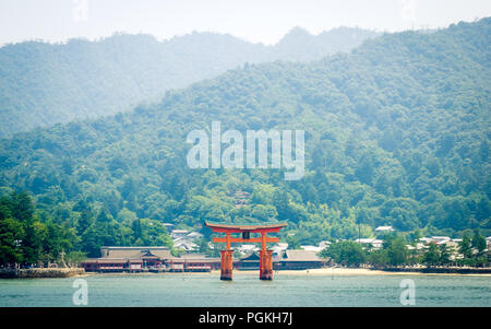 Die berühmten Schwimmenden torii Tor der Itsukushima Schrein (Itsukushima-jinja) auf der Insel Miyajima (itsukushima) in der Präfektur Hiroshima, Japan. Stockfoto