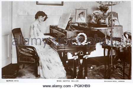 Gertie Millar Portrait 1879-1952, war eine englische Schauspielerin und Sängerin des frühen 20. Jahrhunderts, für ihre Leistungen im Edwardianischen musikalischen Komödien bekannt, Vintage real Foto Postkarte von 1906 Stockfoto