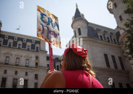 Philadelphia, USA. 26 Aug, 2018. Demonstranten nehmen an der Unite für Gerechtigkeit Rallye im Innenhof des Rathauses statt, das von progressive Aktivisten organisiert die Bestätigung des Trump Kandidat für den Obersten Gerichtshof, Brett Kavanaugh, zu widersetzen. Quelle: Michael Candelori/Pacific Press/Alamy leben Nachrichten Stockfoto