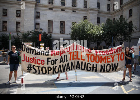 Philadelphia, USA. 26 Aug, 2018. Demonstranten nehmen an der Unite für Gerechtigkeit Rallye im Innenhof des Rathauses statt, das von progressive Aktivisten organisiert die Bestätigung des Trump Kandidat für den Obersten Gerichtshof, Brett Kavanaugh, zu widersetzen. Quelle: Michael Candelori/Pacific Press/Alamy leben Nachrichten Stockfoto