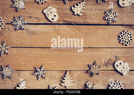 Weihnachtsdekoration auf Holz Hintergrund mit kopieren. Stockfoto