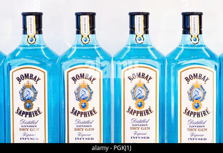 LONDON, Großbritannien - 31 August, 2018: Flaschen von Bombay Sapphire London Dry Gin in speichern. Stockfoto