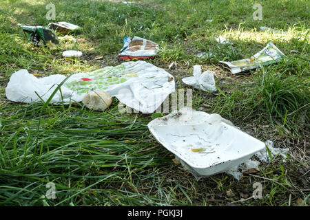 Plastik Müll im Gras geworfen Stockfoto