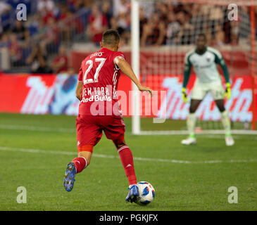 Harrison, der Vereinigten Staaten von Amerika. 26 Aug, 2018. Sean Davis (27) der Red Bulls steuert Kugel während der regelmäßigen MLS Spiel gegen DC United in der Red Bull Arena Credit: Lev Radin/Pacific Press/Alamy leben Nachrichten Stockfoto