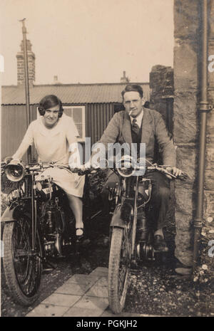 Jahrgang 1927 Foto: ein Mann und eine Frau sitzen auf ihren Motorrädern. Die Damen Motorrad hat die Nummer der Eintragung FM 4071. Stockfoto