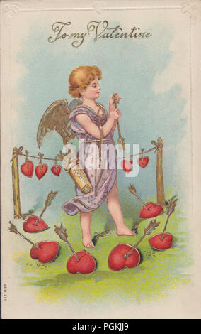 Jahrgang 1908 Edwardian Valentine Grüße Postkarte. Cherub/Amor mit Pfeil und Bogen und die Liebe am Herzen. Stockfoto