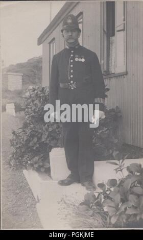 Vintage Dorchester, Dorset Foto einer Polizei Polizist seine Medaillen tragen. Kragen Nummer 214 Stockfoto