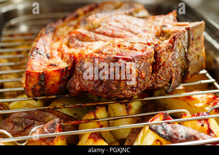 Fleisch mit Kartoffeln im Ofen Stockfoto