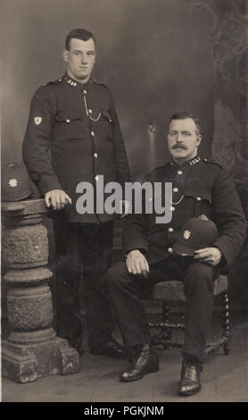 Vintage Dundee Foto von zwei Polizisten. Kragen Zahlen N. 158 und N153 Stockfoto