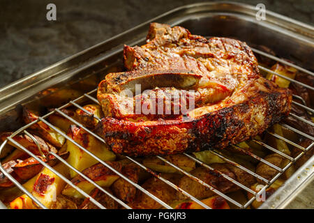 Fleisch mit Kartoffeln im Ofen Stockfoto