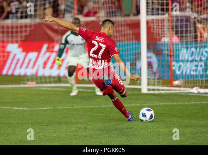 Harrison, der Vereinigten Staaten von Amerika. 26 Aug, 2018. Sean Davis (27) der Red Bulls steuert Kugel während der regelmäßigen MLS Spiel gegen DC United in der Red Bull Arena Credit: Lev Radin/Pacific Press/Alamy leben Nachrichten Stockfoto