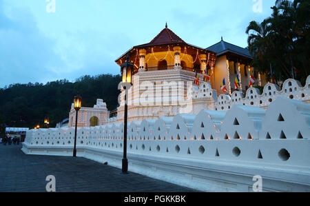 Sri Lanka. 25 Aug, 2018. Sri Lanka buddhistische Tempel des Zahns ist Licht für die Esala Perahera Festival in der alten Hügel Hauptstadt Kandy, 116 km von Colombo am 25. August 2018. Das Festival bietet einen abendlichen Prozession von Kandyan Tänzer, Feuer twirlers, traditionelle Musiker, akrobatische Feuer Darsteller und Elefanten und zieht Tausende von Touristen und Zuschauer aus rund um die Insel. Credit: Pradeep Dambarage/Pacific Press/Alamy leben Nachrichten Stockfoto