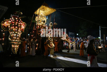 Sri Lanka. 25 Aug, 2018. Elefanten für die Esala Perahera Festival dekoriert ist, führen vorbei an Sri Lanka buddhistische Tempel des Zahns in der antiken Hügel Hauptstadt Kandy, 116 km von Colombo am 25. August 2018. Das Festival bietet eine Nacht Prozession von Kandyan Tänzer, Feuer twirlers, traditionelle Musiker, akrobatische Feuer Darsteller und Elefanten, das Sammeln von Tausenden von Touristen und Zuschauer rund um die Insel. Credit: Pradeep Dambarage/Pacific Press/Alamy leben Nachrichten Stockfoto