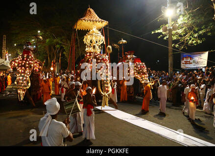 Sri Lanka. 25 Aug, 2018. Elefanten für die Esala Perahera Festival dekoriert ist, führen vorbei an Sri Lanka buddhistische Tempel des Zahns in der antiken Hügel Hauptstadt Kandy, 116 km von Colombo am 25. August 2018. Das Festival bietet eine Nacht Prozession von Kandyan Tänzer, Feuer twirlers, traditionelle Musiker, akrobatische Feuer Darsteller und Elefanten, das Sammeln von Tausenden von Touristen und Zuschauer rund um die Insel. Credit: Pradeep Dambarage/Pacific Press/Alamy leben Nachrichten Stockfoto