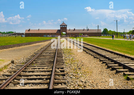 OSWIECIM, Polen - 1. JUNI 2018: Der Eingang zum Konzentrationslager Auschwitz Birkenau Stockfoto
