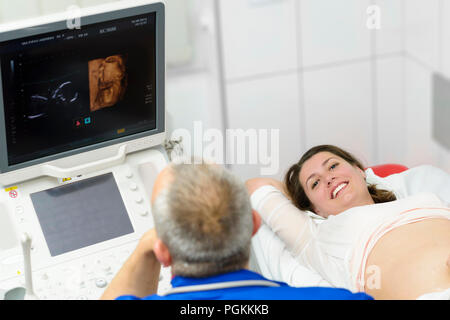 Arzt tun 3d Ultraschall am Bauch der schwangeren Frau in Klinik Stockfoto