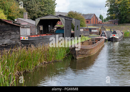 Alten Lastkahn auf Dudley Canal Stockfoto