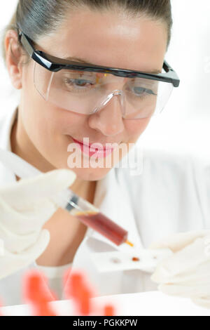 Junge Frau mit biologischem Material in einem Labor arbeiten Stockfoto