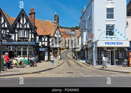 Menschen Touristen Besucher vor dem Pub und Café an der Küste im Sommer Scarborough North Yorkshire England UKUnited Kingdom GB Großbritannien Großbritannien Stockfoto