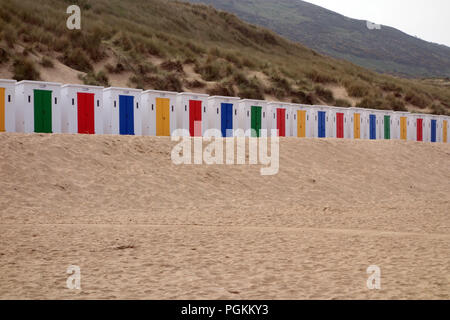 Bunte Badehäuschen in Woolacombe Sands in Morte Bucht an der South West Coastal Path in Devon, England, UK. Stockfoto