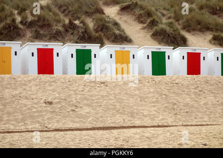 Bunte Badehäuschen in Woolacombe Sands in Morte Bucht an der South West Coastal Path in Devon, England, UK. Stockfoto