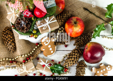 Weihnachten Zusammensetzung und Dekoration, Weihnachten Geschenk, handgefertigten Lebkuchen Kekse und Früchte auf dem Tisch Stockfoto