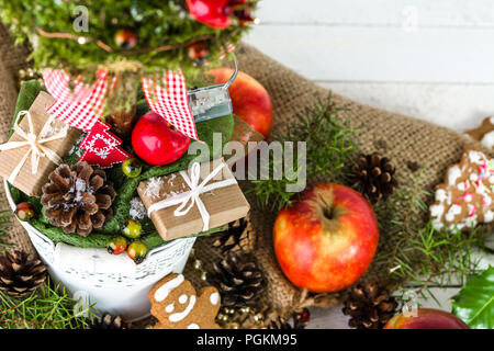 Weihnachten Komposition mit Geschenk und Weihnachten Dekoration auf hölzernen Hintergrund Stockfoto