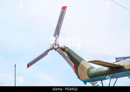 Moderne taktische Hubschrauber fliegen schließen. Der Häcksler ist mit neuer Technologie für taktische Kriegsführung gefüllt. Stockfoto