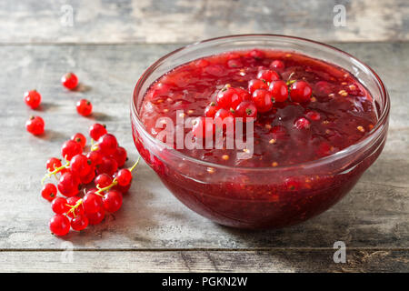 Cranberry Sauce in der Schüssel für Thanksgiving Dinner auf hölzernen Tisch Stockfoto