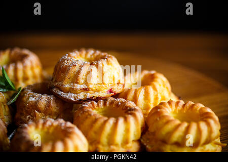 Süße Muffins Quark in Zucker Puder auf dem Holztisch Stockfoto
