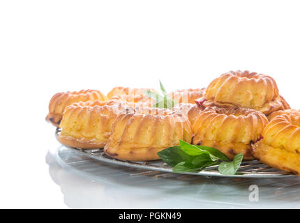 Süße Muffins Quark in Zucker Pulver auf weißem Hintergrund Stockfoto