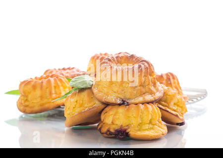 Süße Muffins Quark in Zucker Pulver auf weißem Hintergrund Stockfoto
