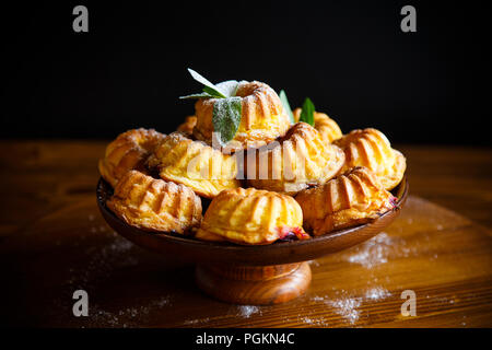 Süße Muffins Quark in Zucker Puder auf dem Holztisch Stockfoto