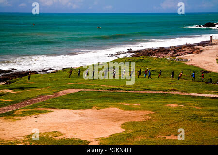 Landschaft Blick vom Dach des Elmina Burg und Festung fishermans in Ghana zu workind Stockfoto