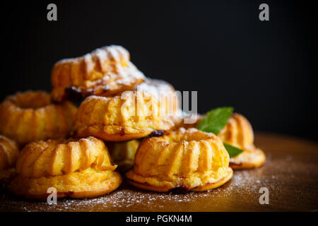 Süße Muffins Quark in Zucker Puder auf dem Holztisch Stockfoto