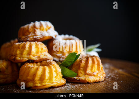 Süße Muffins Quark in Zucker Puder auf dem Holztisch Stockfoto