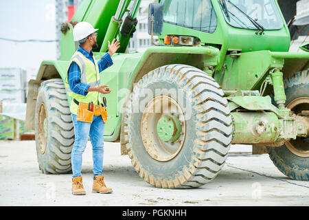 In voller Länge Porträt der Industrie Arbeitnehmer stehen Bagger führenden Weg, kopieren Raum Stockfoto