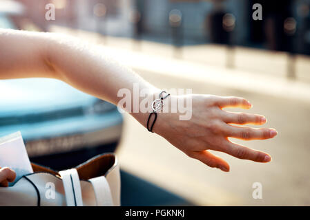 Frau mit mehreren Religionen Symbol auf Ihrem Arm Bracelet. Getönten Bild. Stockfoto