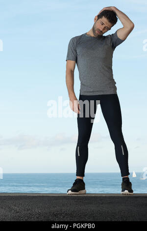 Sportsman erstreckt sich Hals Platz für Text Stockfoto