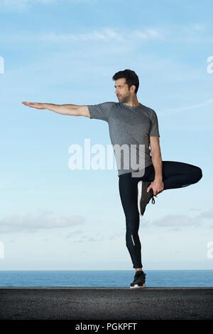 Junger Mann übt Yoga Platz für Text Stockfoto