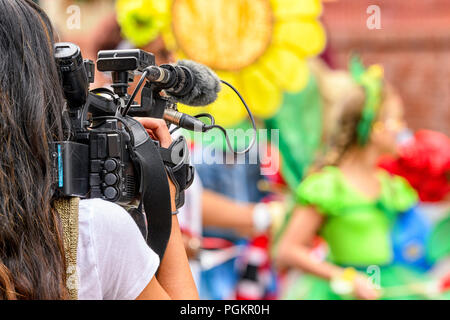 Videofilmer bei der Calgary Carifest Parade Alberta Canada Stockfoto