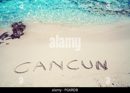 Die Inschrift von Cancun am Strand mit weißem Sand Stockfoto