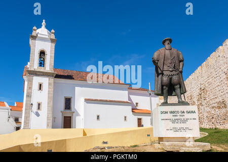 Portugiesische Entdecker Vasco da Gama Statue vor der Kirche in Sines. Alentejo, Portugal Stockfoto