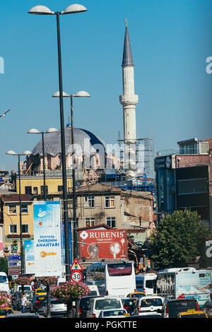 ISTANBUL, Türkei, 11. JULI 2017: Rush Hour in Istanbul. Der Verkehr auf der Autobahn. Türkei Stockfoto