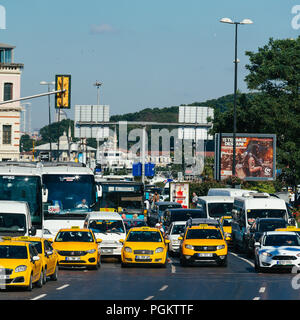 ISTANBUL, Türkei, 11. JULI 2017: Rush Hour in Istanbul. Der Verkehr auf der Autobahn. Türkei Stockfoto