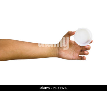 - Nahaufnahme weibliche Hand, die eine Flasche Wasser Kappe gegen weißen Hintergrund gehören Freistellungspfaden. Stockfoto