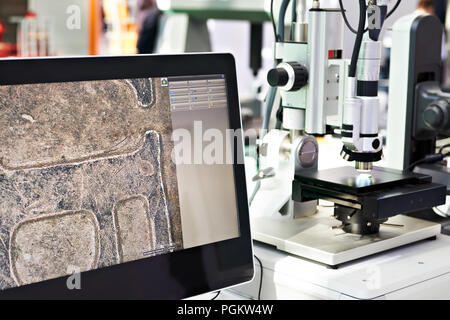 Digitales mikroskop und Monitor im Labor Stockfoto