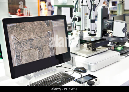 Digitales mikroskop und Monitor im Labor Stockfoto