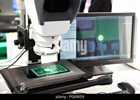 Digitales mikroskop und Monitor im Labor Stockfoto